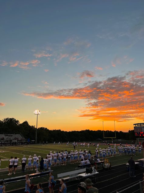 Fall High School Aesthetic, Fnl Aesthetic, American High School Aesthetic, Senior Year Planning, Life In Usa, Fb Games, American High School, American School, High School Life