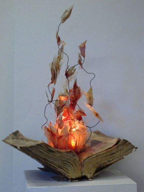 Burning Book Sculpture  I have no info on this incredible piece expect for the fact that it seems to have come from a college sculpture class. Läskig Halloween, Diy Halloween Dekoration, Witch Party, Halloween Props Diy, Festa Harry Potter, Fahrenheit 451, Halloween Prop, Manualidades Halloween, Idee Cosplay