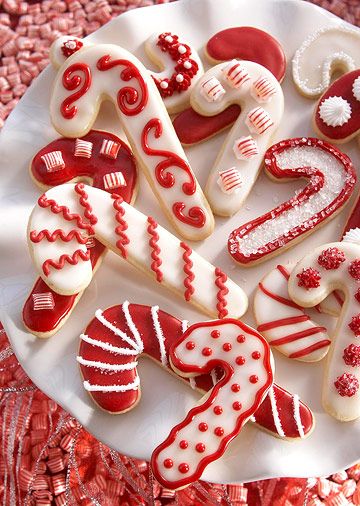 Candy Cane Sugar Cookies     Festive and pretty, these buttery Christmas cookies make perfect treats Resepi Biskut, Cut Out Cookie Recipe, Candy Cane Cookies, Best Christmas Cookies, Candy Cane Christmas, Xmas Cookies, Christmas Cookies Decorated, Christmas Sugar Cookies, Christmas Cooking