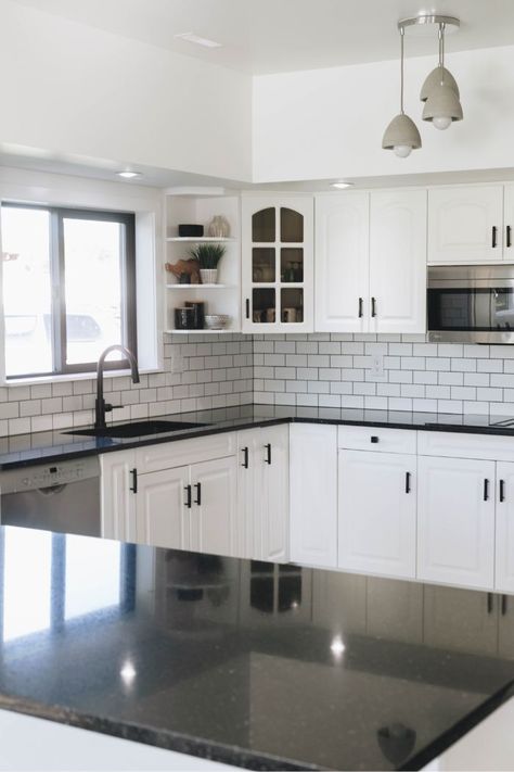 Backsplash Ideas For White Cabinets, Kirchen Design, Kitchen Black Counter, White Cabinets Black Countertops, Black Marble Countertops, Backsplash Kitchen White Cabinets, White Kitchen Cupboards, White Cabinets White Countertops, Black Kitchen Countertops