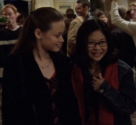 Lorali Gilmore, Gilmore Girls Rory And Lorelai, Rory Gilmore And Paris Geller, Gilmore Core, Gilmore Girls Screencaps, Rory And Lorelai Hugging, Gilmore Girls Luke And Lorelai, Lane Kim, Gilmore Girls Seasons