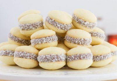 Alfajores Recipe Argentina, Bolivian Food, Argentina Food, Chocolate Poke Cake, Creme Caramel, Nutella Recipes, Bakery Cafe, Cookie Desserts, Bread Baking