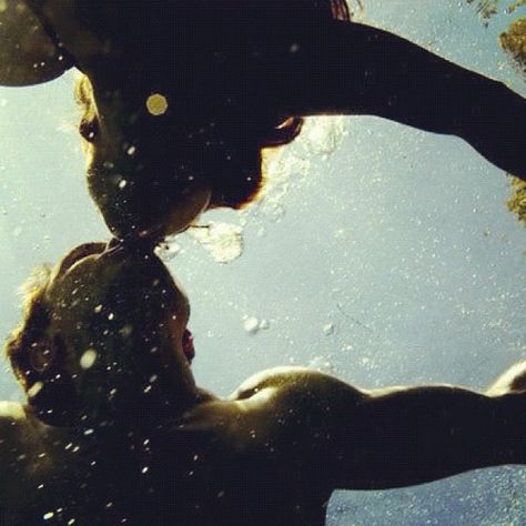 underwater meeting Underwater Kiss, Kiss Him Not Me, All The Bright Places, Image Couple, Under The Water, Leo Valdez, My Funny Valentine, Into The Wild, Foto Art