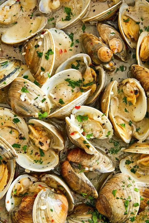 Easy Linguine with Clams - The easiest, budget-friendly pasta you will ever make, and it'll be on your dinner table in just 30 min. It's just THAT easy! Clam Pasta Recipe, Linguine With Clams, Linguine And Clams, Clam Pasta, Linguine Recipes, Yummy Pasta, Seafood Entrees, Clam Recipes, Food Crush