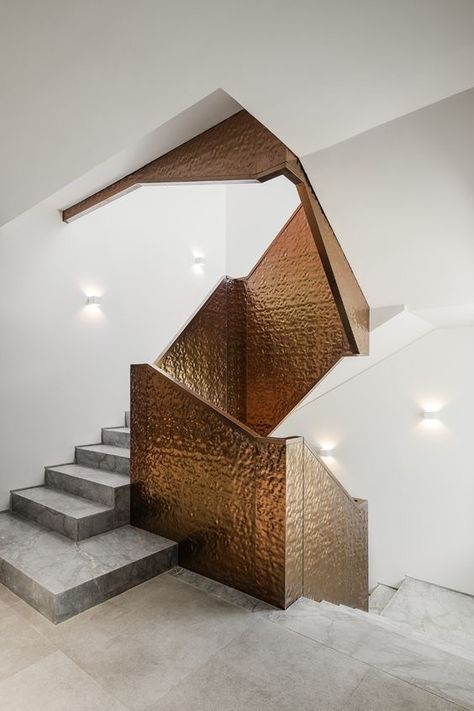 Luxury Staircase, Escalier Design, Staircase Wall, Stairway Design, Stair Handrail, Stair Case, Sophisticated Decor, Staircase Railings, Modern Stairs