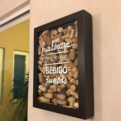 Nandos El Detalle Perfecto on Instagram: “Por todas esas historias que nos hemos bebido juntos!!!! Empieza hoy tu colección de corchos. Personaliza tu marco con la frase que…” Chill Wedding, Wine Rack Design, Kitchen Decor Wall Art, Wine Bottle Diy Crafts, Wine Bottle Diy, Kitchen Wall Decor, Memory Box, Backyard Decor, Sign Design