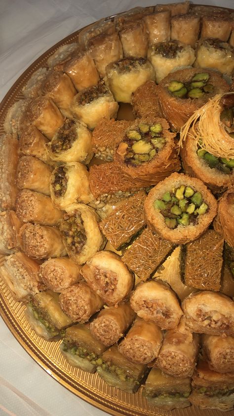 Catering Food Displays, Party Food Buffet, Food Drink Photography, Food Goals, Snap Food, Fake Food, Instagram Food, Food Snapchat, Baklava