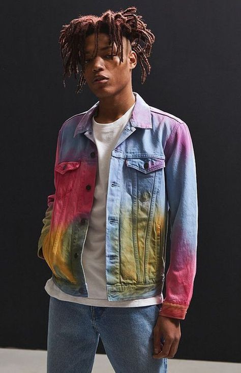 7 Ways to Try Out the Tie-Dye Trend | Spoonflower Blog Tie Dye Jackets, Dye Denim, Mens Clothing Brands, Jean Jacket Outfits, Denim Art, Tie Dye Fashion, Painted Jacket, Artsy Outfit, Tie Dye Jeans