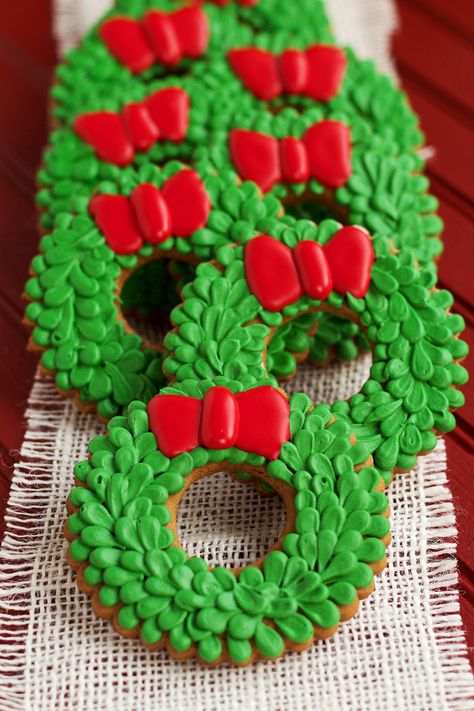 Easy Christmas Wreath Cookies - Sugar Cookies Decorated with Royal Icing thebearfootbaker.com Wreaths Cookies, Christmas Wreath Cookies, Cookies Cupcake, Wreath Cookies, Easy Christmas Wreaths, Royal Icing Decorations, Xmas Cookies, Christmas Cookies Decorated, Christmas Sugar Cookies