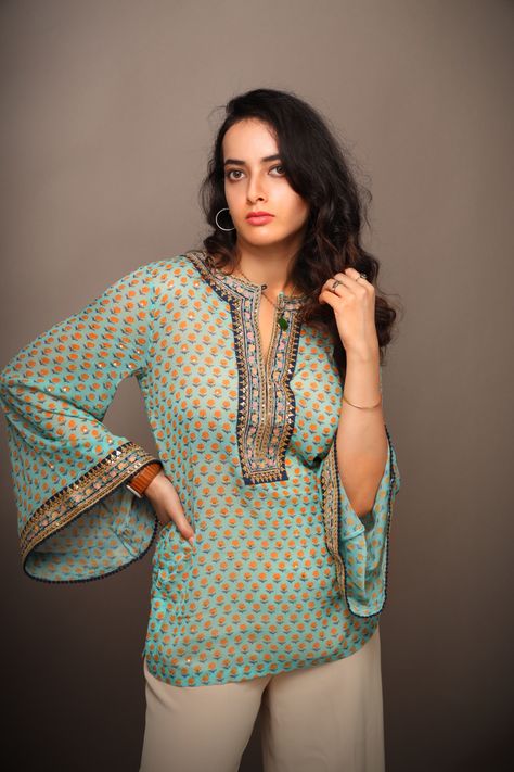 #kaftan #kaftandress #sabyasachi #sabyasachijewelry #sabyasachimukherjee #hm #hmxme” #modelagem #modelmakeup #styleblogger #fashiontrendsoutfits #fashionnova #fashionfever #indiandesignerwear #designerjewelry #designerkurti #fashiontrend #trendsetter #trending Sabyasachi Kurta, Short Tops For Jeans, Tunic Tops Outfit, Short Kurtas, Short Kurti Designs, Blouse Top Pattern, Indian Dress Up, Cotton Tops Designs, Sara Khan