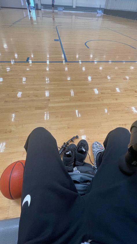 Basketball Instagram Story Ideas, Basketball Practice Aesthetic, Basketball Gym Aesthetic, Aesthetic Basketball Pictures, Guy Playing Basketball, Playing Basketball Aesthetic, .5 Pictures, Basketball Aesthetic Boy, Ymca Aesthetic