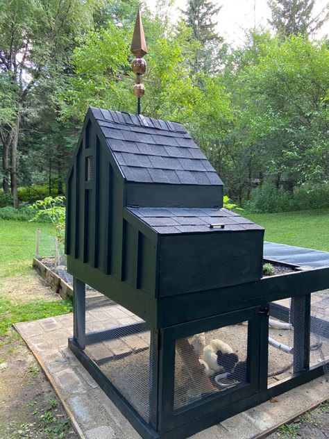 Black Chicken Coop, Black Backyard, Modern Chicken Coop, Chicken Coop On Wheels, Fancy Chicken Coop, Ranch Animals, Fancy Chickens, Chicken Coop Run, Coop Ideas