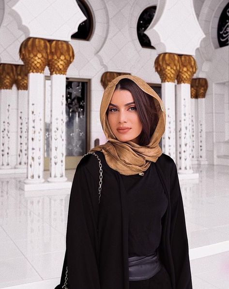 Qatar Outfits, Qatar Women, Women Style Inspiration, Dubai Fashion Women, Dubai Women Fashion, Egypt Outfits, Dubai Outfit, Dubai Fashionista, Sheikh Zayed Mosque