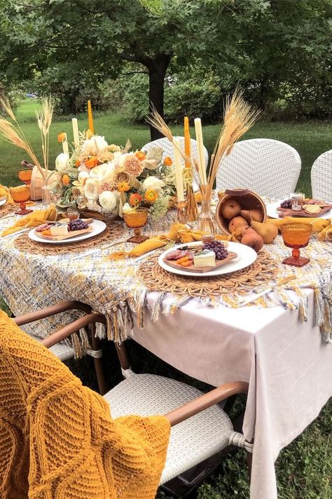 Friendsgiving Brunch, Thanksgiving Table Settings Simple, Fall Brunch, Fall Picnic, Fall Dinner Party, Harvest Party, Fall Entertaining, Thanksgiving Table Settings, Fall Tablescapes