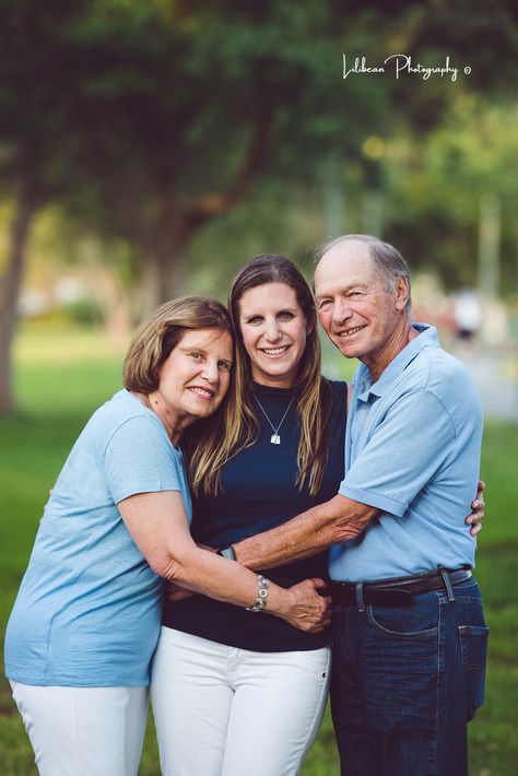 Family Of 3 Adults Photoshoot, Senior Pictures With Grandparents, Family And Grandparents Photography, Family Grandparents Photography, Family Session With Grandparents, Grandparent Poses Family Pics, Family Shoot With Grandparents, Grandparents Family Photos, Family Photo Ideas With Grandparents