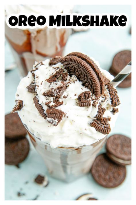 Glass filled with Oreo milkshake. Ice Cream Milkshake, Oreo Milkshake Recipe, Cookies And Cream Milkshake, Frozen Treats Recipes, Desserts With Few Ingredients, Oreo Milkshake, Easy Ice Cream Recipe, Milkshake Recipe, Homemade Popsicles