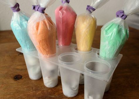 Popsicle holder turned into frosting holder Dollar Store Organizing Ideas, Nyttige Tips, Gateaux Cake, Dollar Store Organizing, Home Bakery, Cake Icing, Cake Frosting, Icing Cookies, Organizing Ideas