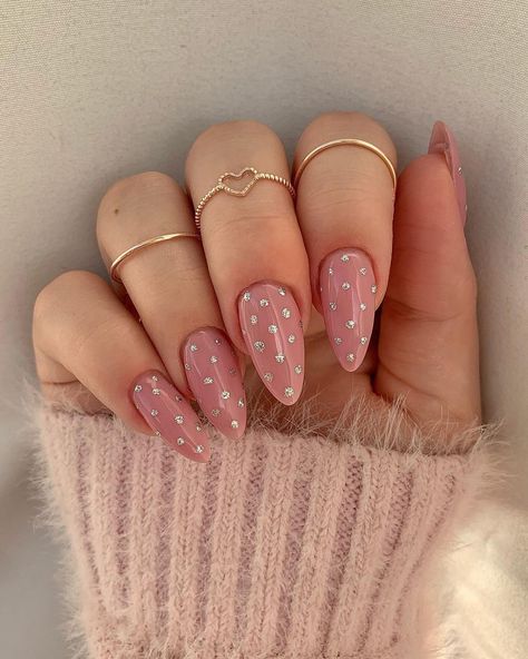 Celebrate in Style: New Years Nails That Will Outshine the Fireworks Gold Holiday Nails, Champagne Nails, New Year Nails, New Years Nails, New Years Nail Designs, New Years Eve Nails, Silver Glitter Nails, Gold Glitter Nails, Minimal Nails