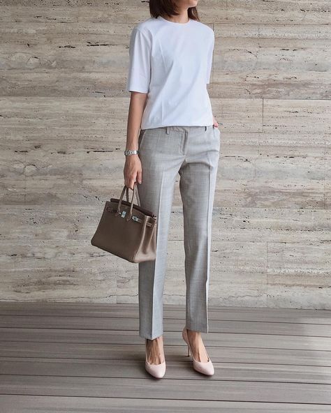 Light Grey Trousers Outfit, Grey Trousers Outfit, Spring Office Outfits, Trouser Outfit, Trouser Outfits, Summer Work Outfits, Grey Trousers, Outfit Look, Grey Pants