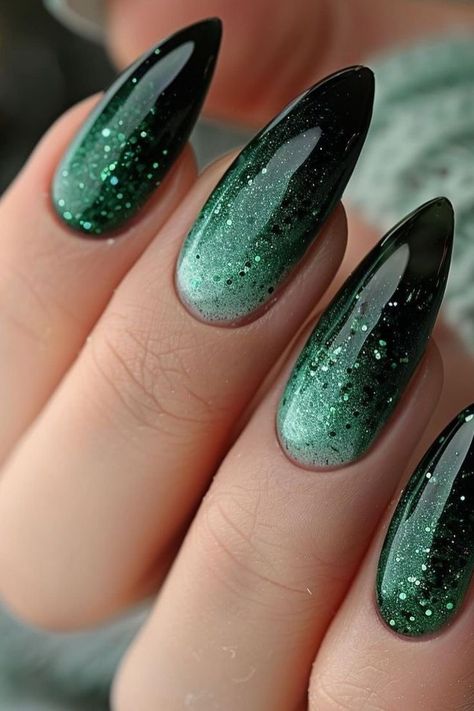 Black Ombre Nails Glitter, Black And Green Ombre Nails, Nail Art Degrade, Acotar Inspired Nails, Slytherin Nail Ideas, Fantasy Nails Designs, Wicked Nails Musical, Black And Green Nails Designs, Nails Black And Green