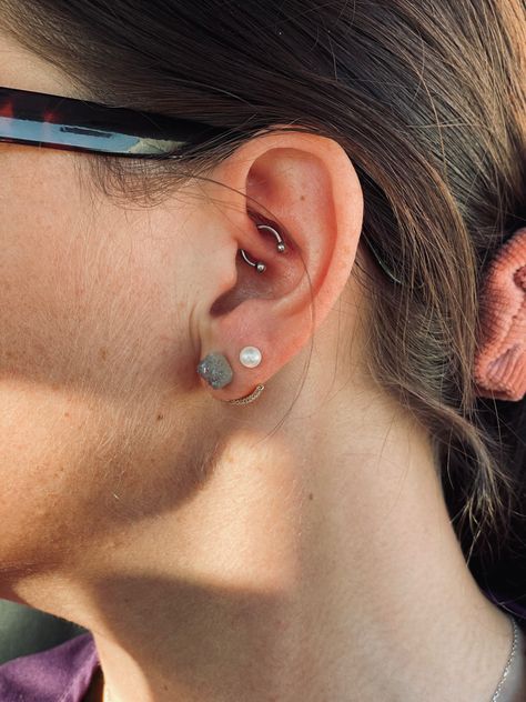 simple daith Simple Daith Piercing, Daith Piercing Silver, Daith Piercing Stud, Cool Piercings, Daith Piercing, Piercings, Pearl Earrings, Silver