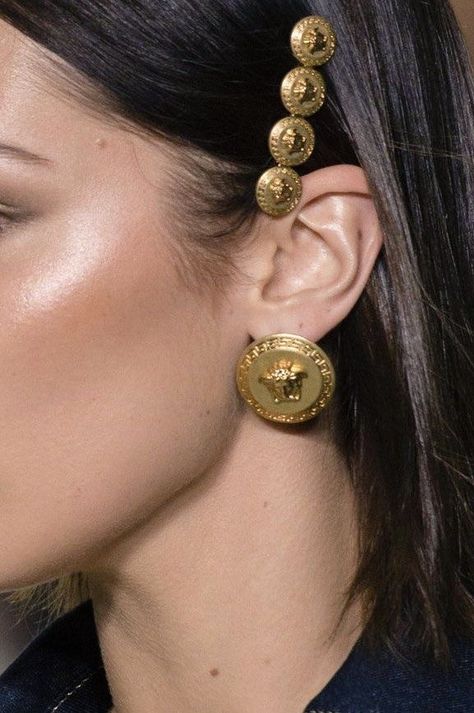 Bella Hadid Versace, Jewellery Lookbook, Bella Hadid Runway, Bella Hadid Makeup, Dubai Photoshoot, Bella Hadid Aesthetic, Jewelry Drawer, Expensive Jewelry Luxury, Versace Gold