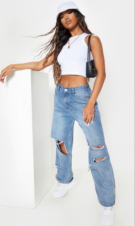 Crop Top Outfit Ideas, Mom Ripped Jeans, Cute Chill Outfits, Outfit Ideas For Work, Tshirt Crop, Tshirt Crop Top, Top Outfit Ideas, Crop Top Outfit, Simple Crop Top