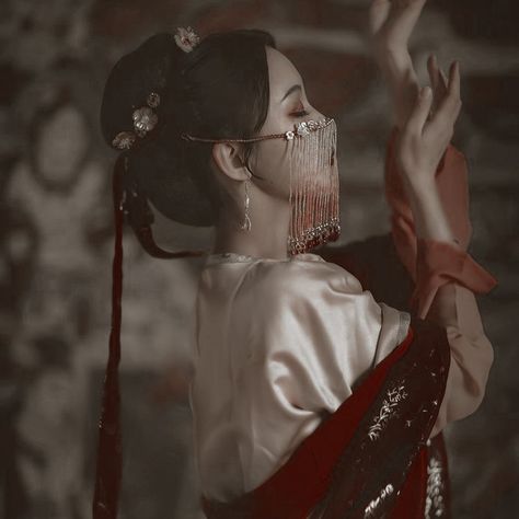 ೄྀ࿐ ˊˎ-╰┈➤ ɴᴏᴛᴇs 📄: aesthetic. aesthetics. girl. theme. royalty. samurai. japan. japanese. grunge. red. red aesthetic. night. badass. edit. filter. fs. fx. #aesthetic #aesthetics #samurai #icon #theme #edit #fs #fx #grunge #dark #redaesthetic #night #japan #japanese #filter #scenery #darkangelsa Red Aesthetic Night, Japanese Filter, Samurai Icon, Ancient China Aesthetic, Japanese Grunge, Samurai Japan, Icon Theme, Goddess Aesthetic, Chinese Aesthetic