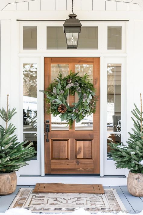 Need some easy, budget-friendly ideas for your Christmas front porch? We’ve got tons of simple ways to add holiday charm, like festive wreaths, twinkling lights, and cozy blankets for a welcoming vibe. It doesn’t take much to create a festive entrance! Let’s keep it cheerful and easy. #christmasporchdecor #holidayfrontporch #simplechristmasporch Christmas Porch Modern, Christmas Decor With Houseplants, Modern Christmas Porch Decor, Simple Christmas Front Porch, Modern Christmas Decor Ideas, Simple Front Porch, Christmas Party Inspiration, Modern Front Porches, Christmas Front Porch Ideas