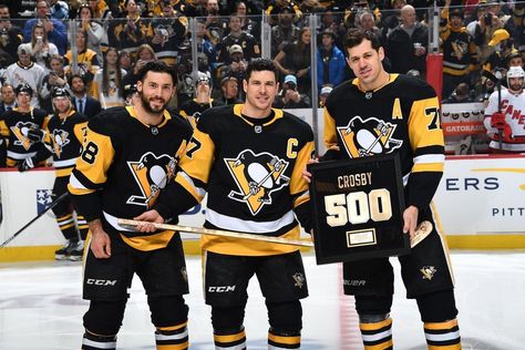 Congratulations, Sid! Prior to today’s game, Kris Letang and Evgeni Malkin presented Sidney Crosby with a golden stick and a framed piece commemorating the captain’s 500th career goal. The post Pittsburgh Penguins: Congratulations, Sid! Prior to today’s game, Kris Letang and Evgeni Malkin pres… appeared first on Raw Chili. Kris Letang, Career Goal, Evgeni Malkin, Nhl Pittsburgh Penguins, Pittsburgh Penguins Hockey, Penguins Hockey, Sidney Crosby, New York Islanders, Knee Injury