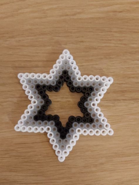 Star Pearler Beads, Star Hama Beads, Melty Beads Ideas Easy Cute, Fuse Beads Aesthetic, Cute Melting Bead Ideas, Pearl Beads Ideas Easy, Pearler Bead Designs Easy, Hamma Beads Ideas Easy, Perler Beads Ideas Pattern