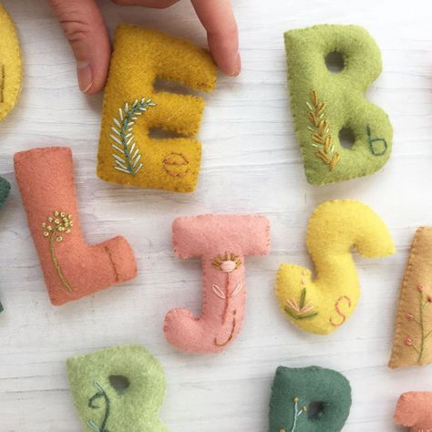 195 Me gusta, 4 comentarios - Aimee Ray (@aimee_littledear) en Instagram: "What would you make with these soft and sweet felt letters? They’re perfect for name garlands,…" Felt Alphabet, Plushies Animals, Felt Plush, Felt Crafts Patterns, Educational Play, Felt Letters, Animal Sewing Patterns, Embroidery Book, Felt Garland