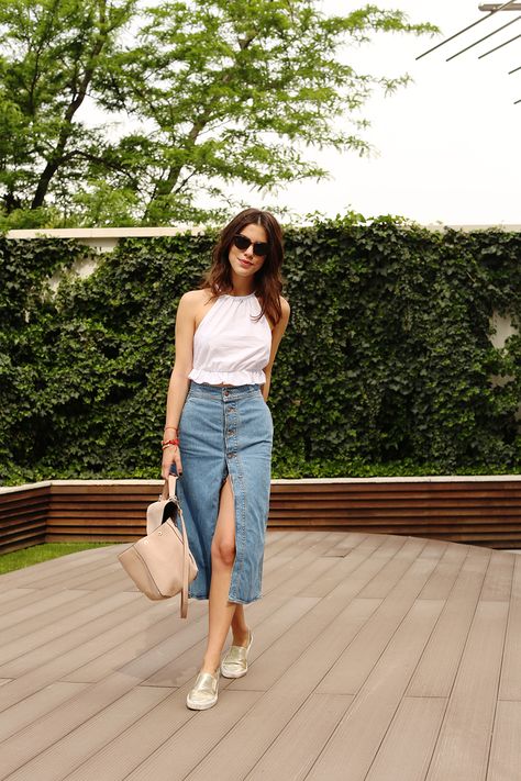 Women Denim Skirt Outfit, Summer Non Revealing Outfit, Palda Outfits Ideas, Skirt On Top Of Jeans, Denim Skirt With Shirt, Non Revealing Summer Outfits, Jeans Outfit Women Summer, Summer Jeans Outfit Casual Classy, Maong Skirt Outfit