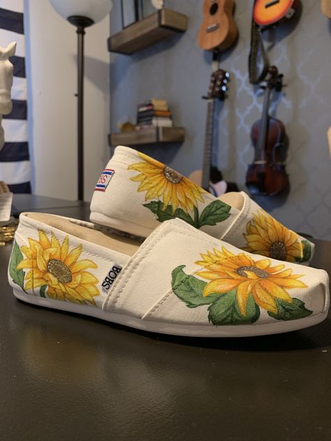 Sunflower Vans, White Birkenstocks, Painted Canvas Shoes, Sunflower Canvas, Custom Kicks, Diy Fashion Hacks, Hand Painted Shoes, Sunflower Painting, Painted Canvas