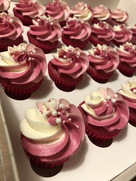 pink ombré mini cupcakes Burgundy And Pink Birthday Cake, Pink Ombre Cupcakes, Pink Cupcakes Decoration, Burgundy Cupcakes, Mini Cupcake Ideas, Proposal Cupcakes, Decorative Cupcakes, Bachelorette Cupcakes, Amazing Deserts