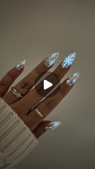 Nail Art With Dotting Tool, Snowflake Nail, Cat Eye Nails Polish, Velvet Nails, Snowflake Nail Art, Simple Snowflake, Cat Eye Gel Polish, Chrome Effect, Nail Tutorial