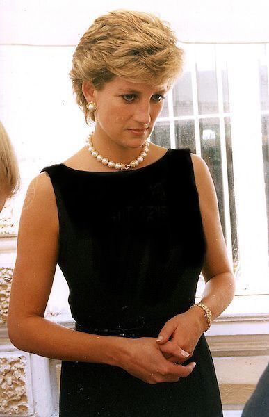 Principessa Diana Royal Women, Princess Diana Fashion, Princess Diana Family, Princess Diana Photos, Diana Princess Of Wales, Princes Diana, Diana Fashion, Diana Princess, White Bunny