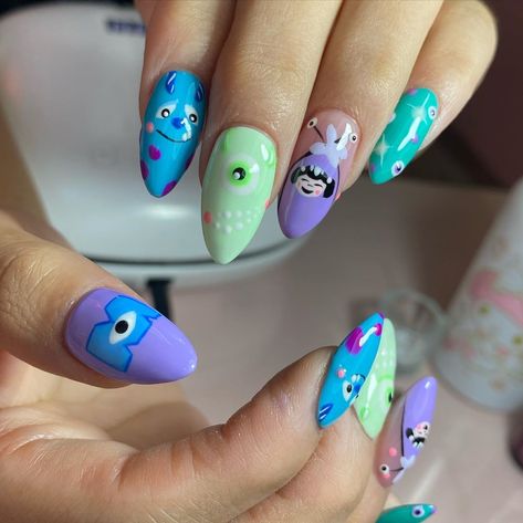 13.8k Likes, 89 Comments - 🕯Latin Witch ClubX Freida 🕯 (@latinwitch) on Instagram: “#monsterinc nails 💕🤩 gracias por dejarme diseñar sus uñas 🥰” Monster Inc Nails, Disneyland Nails, Monster Nails, Flame Nail Art, Disney Inspired Nails, Disney Acrylic Nails, Mickey Nails, Hippie Nails, Nail Art Disney