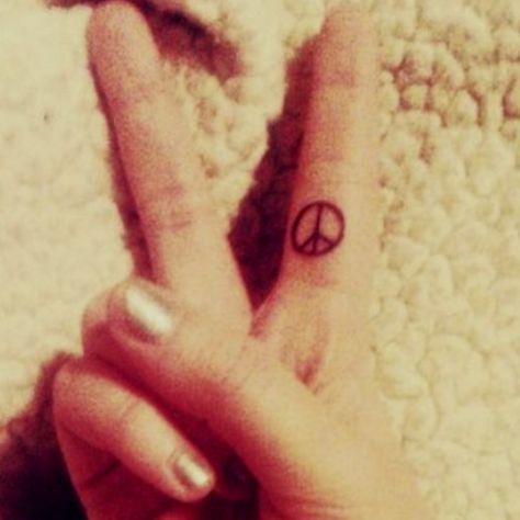 Cute idea! I'd put the peace sign on my middle finger so I'd have to see it whenever I flipped someone off as a reminder to... well, not flip them off. haha. And maybe put a heart on my pointer. Middle Finger Tattoo, Finger Rose Tattoo, Peace Sign Tattoos, Middle Finger Tattoos, Peace Tattoos, Hippie Tattoo, Finger Tattoo Designs, Muster Tattoos, Finger Tattoo