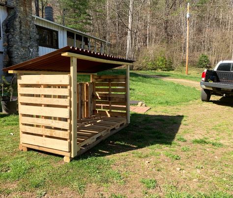 Dog House Out Of Pallets Diy, Dog Lean To Shelter, Pallet Dog House Outdoor, Diy Outside Dog House, Diy Pallet Dog House, Doghouse Diy, Dog House Diy Outdoor, Dog Kennel And Run, Pets Room