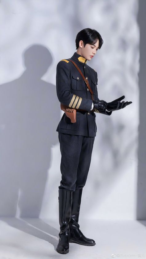 King Pose Reference, Period Drama Men, Men's Military Uniform, Korean Male Models, Military Suit, Ww1 Soldiers, Standing At Attention, Gentleman Aesthetic, Male Pose Reference