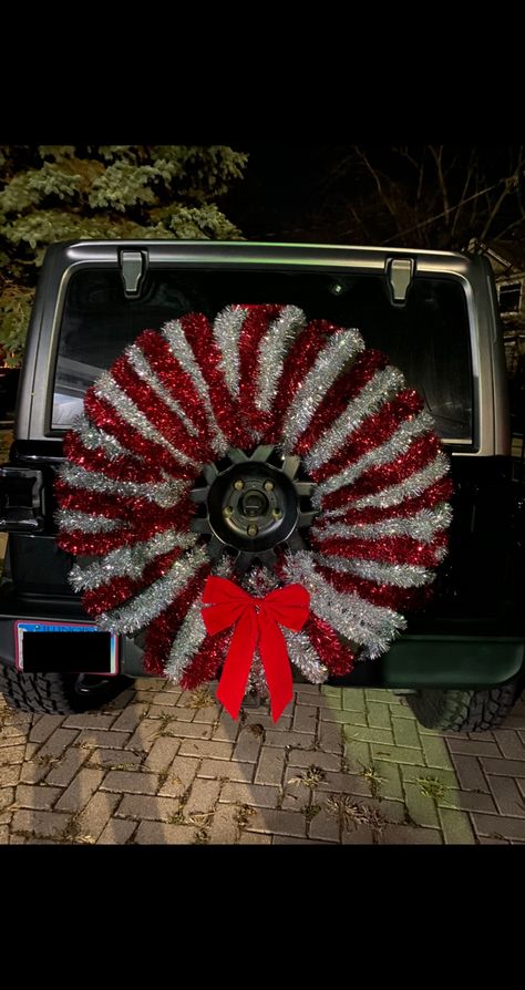 Jeep Wrangler Christmas Wreath, Jeep Wrangler Holiday Decorations, Jeep Decorated For Christmas, Jeep Tire Christmas Decorations, Thanksgiving Jeep Decorations, Christmas Parade Jeep Ideas, Christmas Parade Car Decorations, Jeep Spare Tire Christmas Wreath, Jeep Wreath Christmas