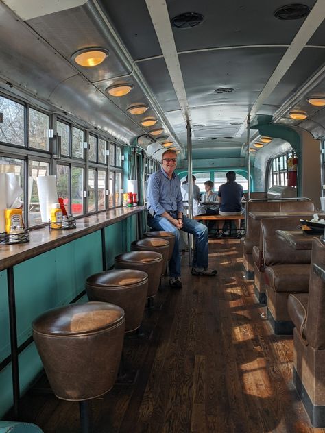 Farmhouse Food Truck, Bus Restaurant Interior Design, Restaurant On Wheels, School Bus Restaurant, Bus Restaurant Ideas, Bus Cafe, Coffee Bus, Bus Restaurant, Food Bus