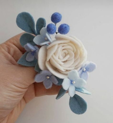 Easy Felt Crafts, Felt Flowers Patterns, Felt Hair Accessories, Felt Flower Tutorial, Felt Flower Bouquet, Felt Flowers Diy, Felt Roses, Felt Crafts Diy, Felt Flower Headband