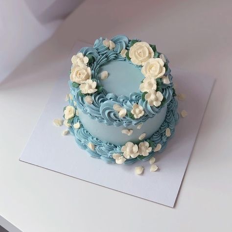 April’s Baker en Instagram: “Monday blues🫐” Chocolate Drip Cake Birthday, 15th Birthday Cakes, Blue Birthday Cakes, Chocolate Drip Cake, Birthday Cake With Flowers, Beautiful Cake Designs, Cupcake Cake Designs, Spring Cake, Simple Birthday Cake