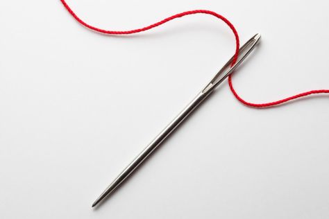 Get Ready To Have Your Mind Blown By This Genius Needle-Threading Hack Thread A Needle Hack, Needle Threading Hacks, Needle Reference, Ceramics Pumpkin, Thread Hack, Persian Tattoo, Thread And Needle, Sewing Shorts, Thread Needle