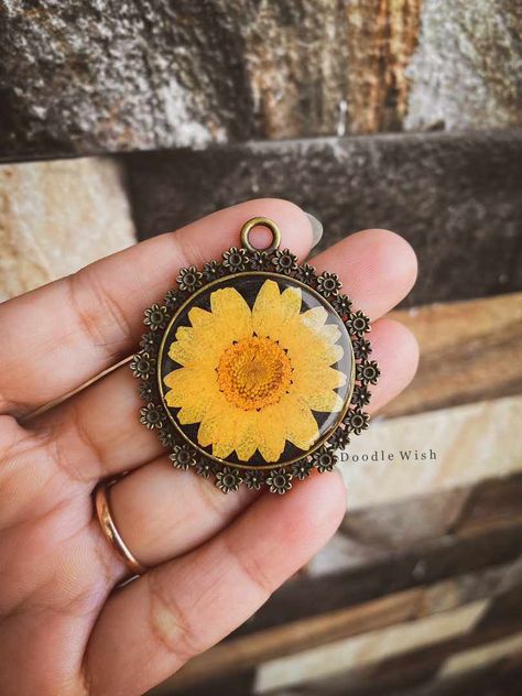 Press Flowers, Flowers Resin, Resin Work, Indian Flowers, Stay Forever, Sale Ideas, Resin Frame, Dried And Pressed Flowers, Resin Jewellery