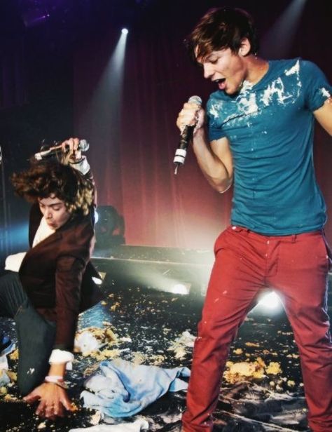 Did someone say cake? :) Larry stylinson One Direction Fotos, Four One Direction, Princess Parking, Larry Shippers, One Direction Wallpaper, Harry And Louis, Louis Harry, One Direction Photos, Harry Louis