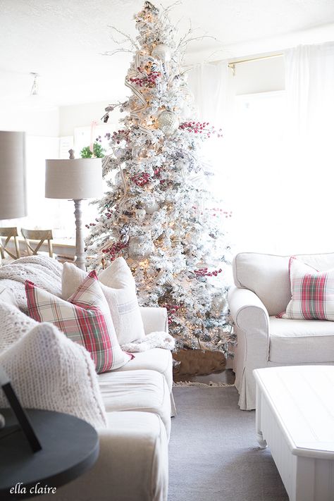 Christmas Tree Inspiration White, Christmas Family Room, Farmhouse Style Christmas, White Christmas Trees, Christmas Tree Inspiration, Farmhouse Holiday, Beautiful Christmas Trees, Farmhouse Decor Living Room, Noel Christmas