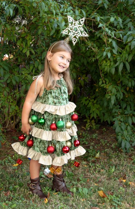 Halloween Hack - Christmas Tree Costume - Call Ajaire Christmas Character Costumes, Christmas Costumes Diy, Super Easy Halloween Costumes, Christmas Tree Outfit, Christmas Costumes Women, Christmas Tree Costume, Tree Costume, Diy Costumes Women, Christmas Pageant